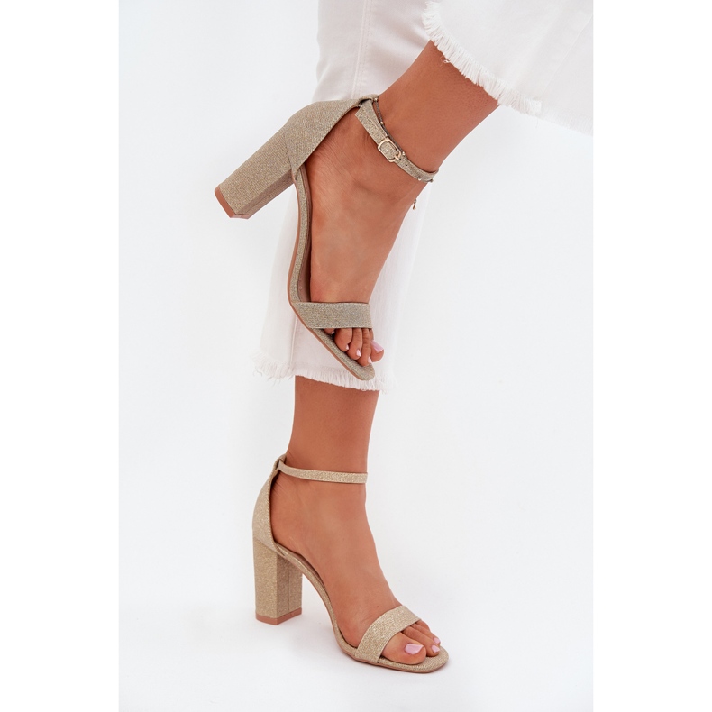 Boto Glänzende Frauensandalen auf dem Golden Kavina Post 2