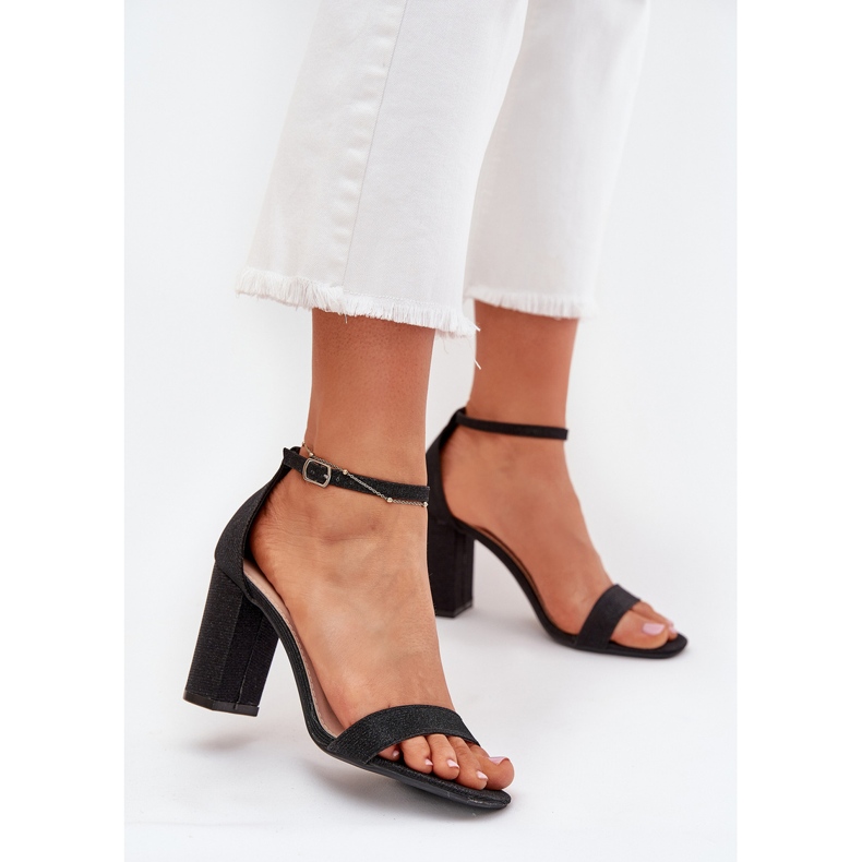 Boto Glänzende Frauensandalen auf dem schwarzen Kavina -Pfosten 2