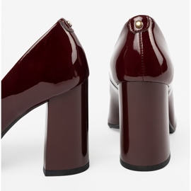 Shelvt Lackierte Pumpen auf dem Burgunderposten rot 2