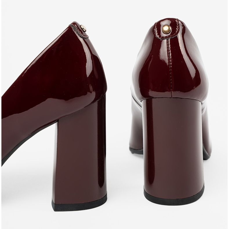 Shelvt Lackierte Pumpen auf dem Burgunderposten rot 2