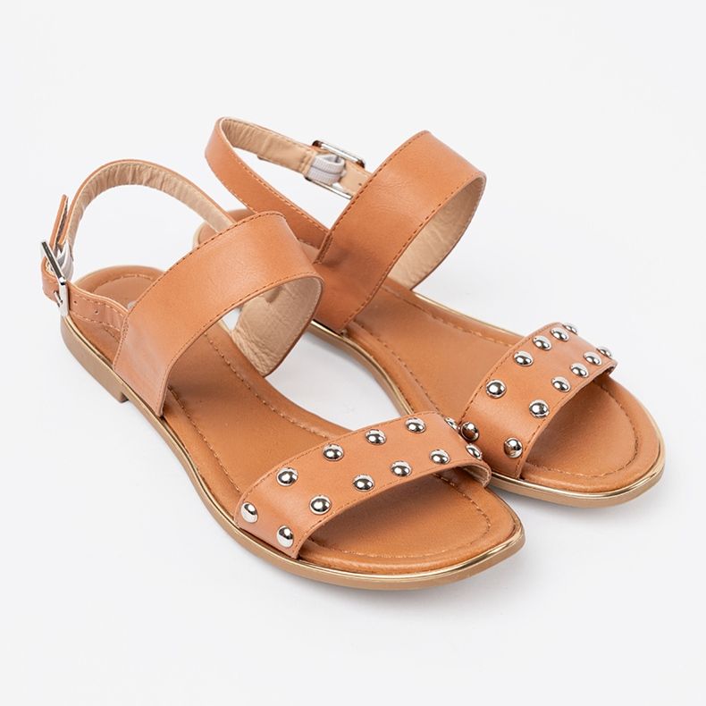 Shelvt Karamell flache Sandalen mit silbernen Stollen 2