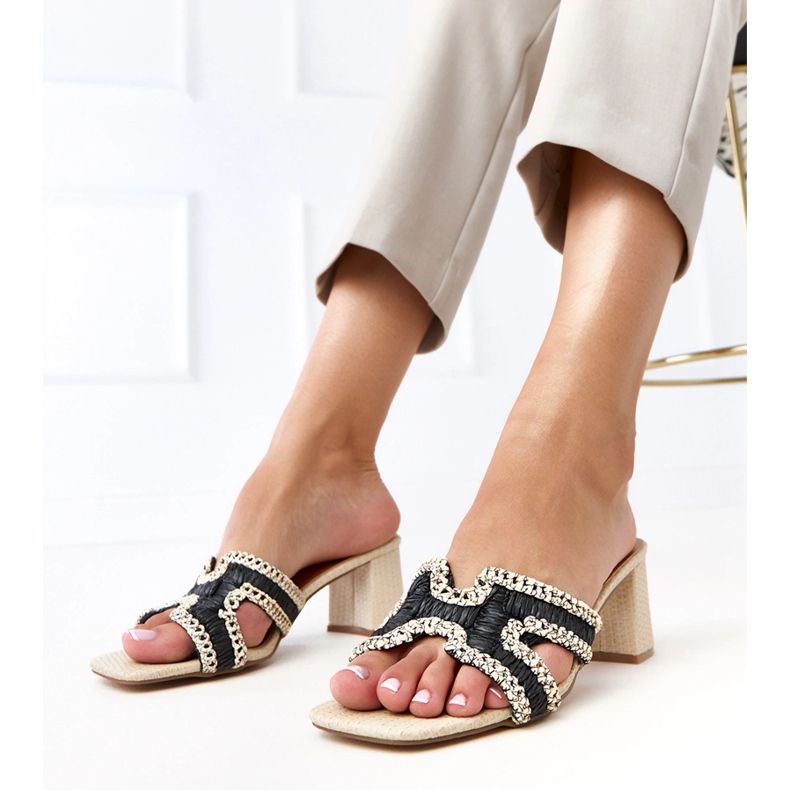 Schwarze Häkelflip -Flops auf dem Samita -Pfosten 1