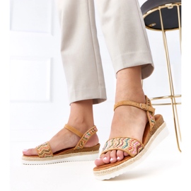 Braune Häkelandalen auf dem Versala -Keil 2