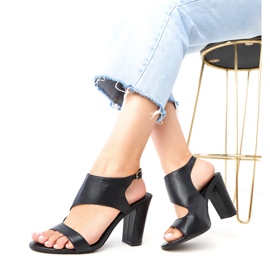 Schwarze Sandalen auf dem Pfosten, der mit Sergida -Würfel befestigt war 2