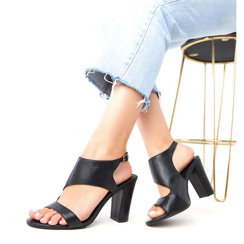 Schwarze Sandalen auf dem Pfosten, der mit Sergida -Würfel befestigt war 2