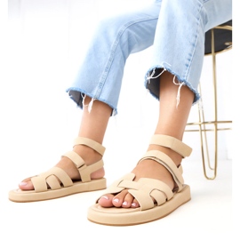 Beige Sandalen, die mit Maimuna -Würfel befestigt sind 1