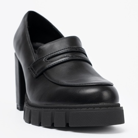 Shelvt Schwarze Lokays auf einem Pfosten mit einer Trapper -Sohle 1