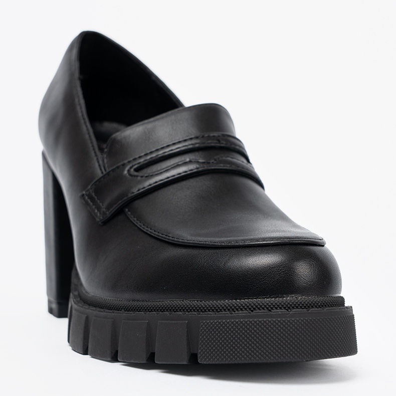 Shelvt Schwarze Lokays auf einem Pfosten mit einer Trapper -Sohle 1