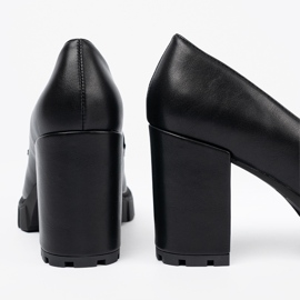 Shelvt Schwarze Lokays auf einem Pfosten mit einer Trapper -Sohle 2