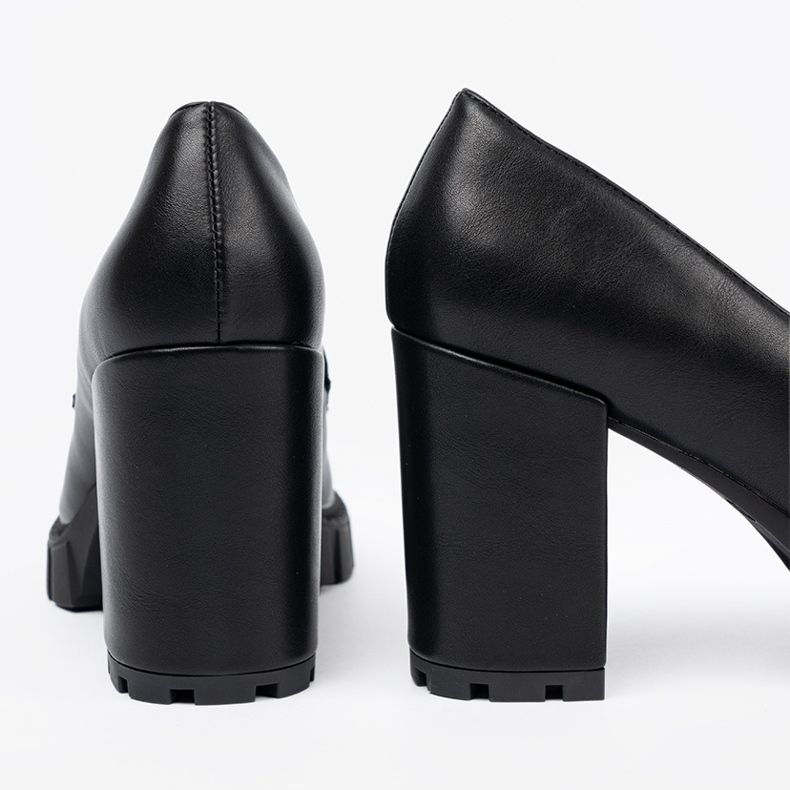 Shelvt Schwarze Lokays auf einem Pfosten mit einer Trapper -Sohle 2