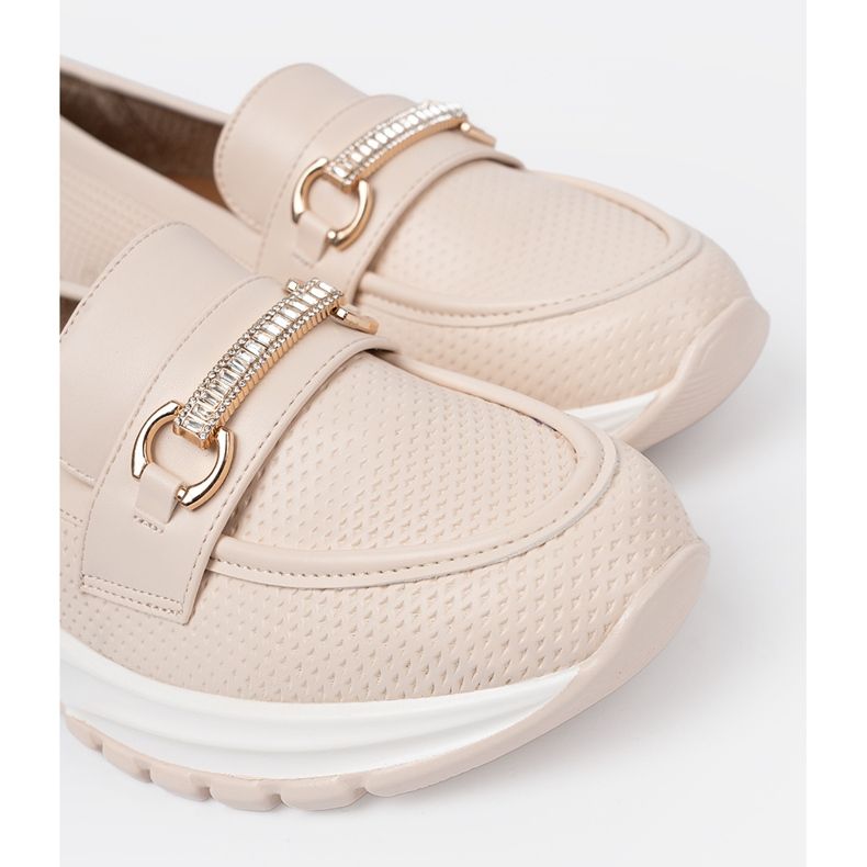 Shelvt Leichte Beige -Slipper mit einem dekorativen goldenen Element 1