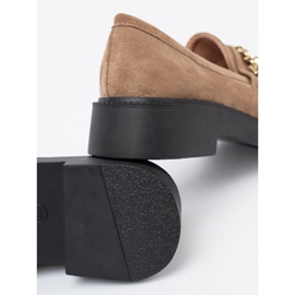 Shelvt Beige Slawers mit einer Goldkette. 1