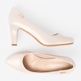 Beige Pumpen auf dem Sergio Leone Post 2