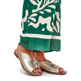 Flach -geköpfte Ledersandalen mit der Dekoration von Laura Messi 2865 Zlotys golden 1