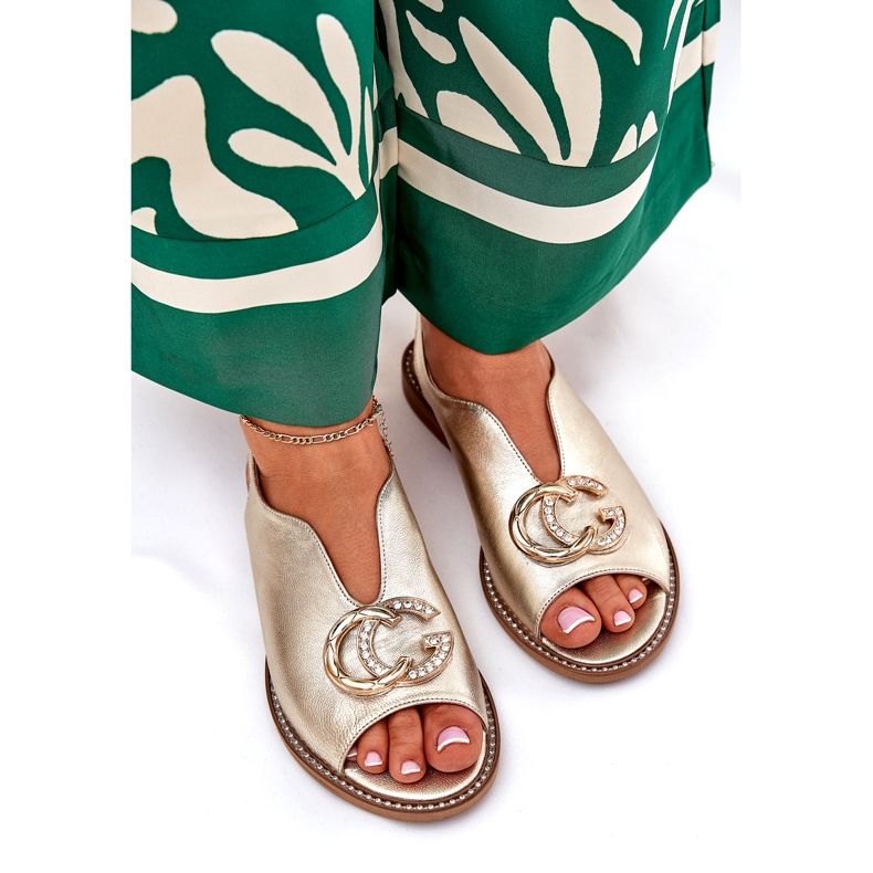 Flach -geköpfte Ledersandalen mit der Dekoration von Laura Messi 2865 Zlotys golden 3