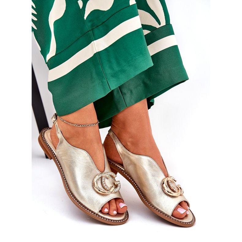 Flach -geköpfte Ledersandalen mit der Dekoration von Laura Messi 2865 Zlotys golden 4