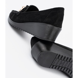 Shelvt Schwarze Wildlederschuhe mit einem dekorativen Teddybär 1