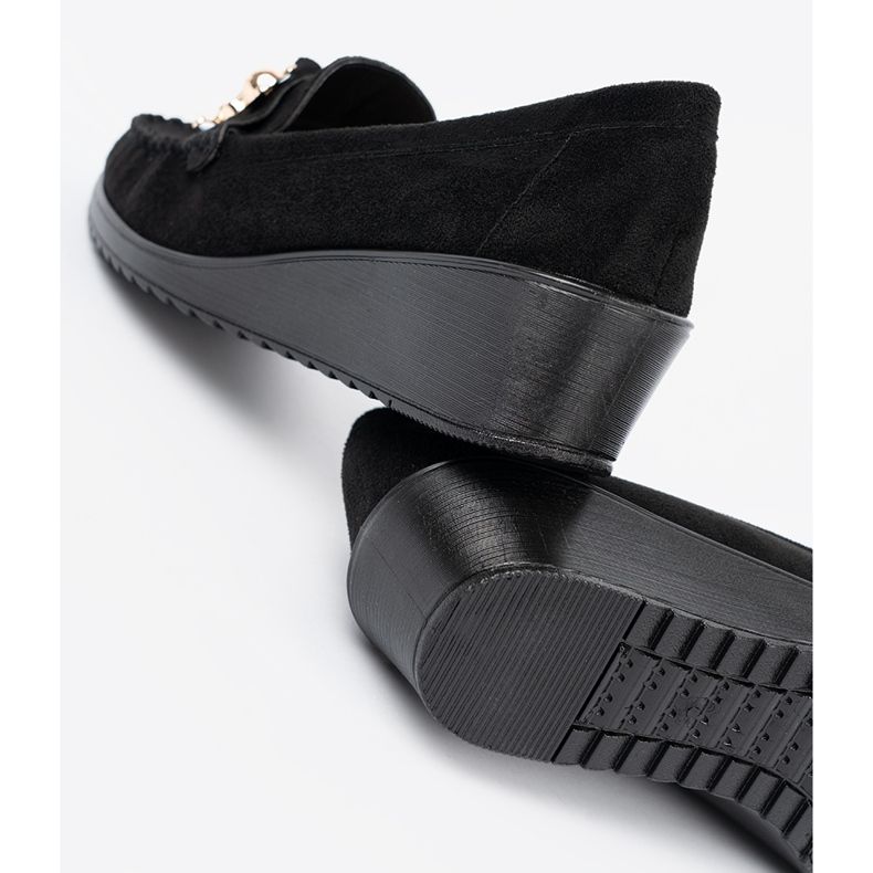 Shelvt Schwarze Wildlederschuhe mit einem dekorativen Teddybär 1