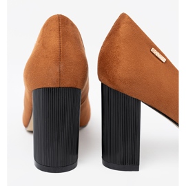 Goodin Hellbraune Pumpen auf einem schwarzen Pfosten 1