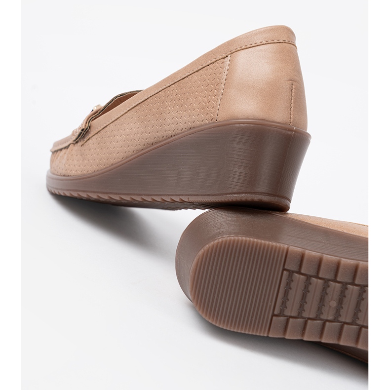 Shelvt Beige Schuhe mit goldener Dekoration 1