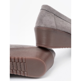 Shelvt Graue Schuhe mit einem goldenen Teddybär 1