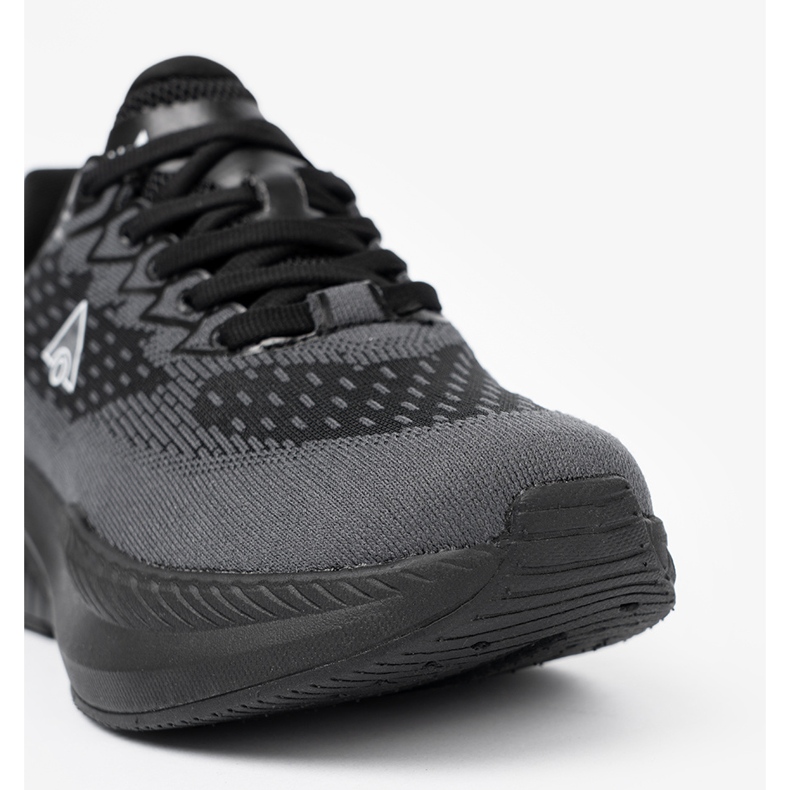 Shelvt Hellschwarze Turnschuhe mit einem atmungsaktiven McArthur -Obermaterial 1