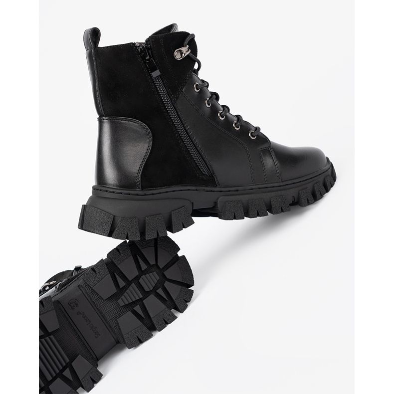 Schwarze Stiefel mit einer massiven Sohle und Sergio Leone Slider 1