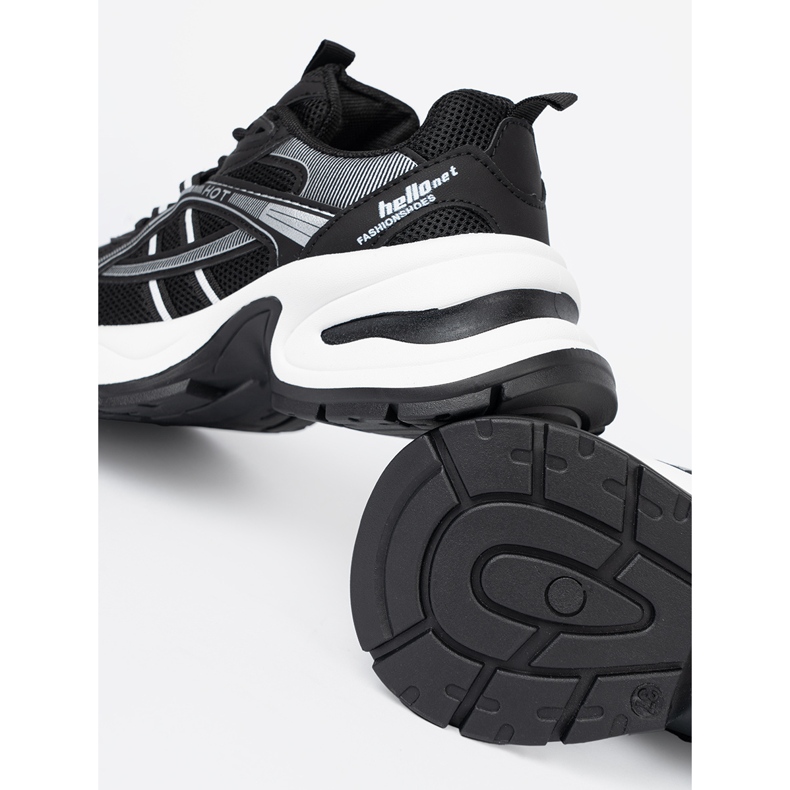 Shelvt Schwarze Turnschuhe mit einem atmungsaktiven Obermaterial und einer massiven weißen Sohle 1