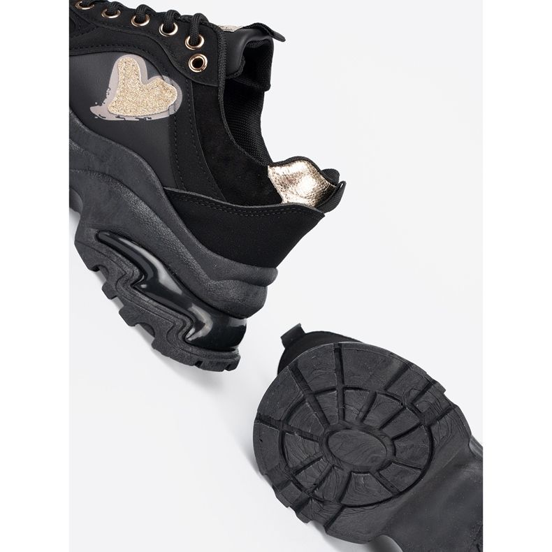 Shelvt Schwarze Turnschuhe mit einem dekorativen goldenen Herzen 1