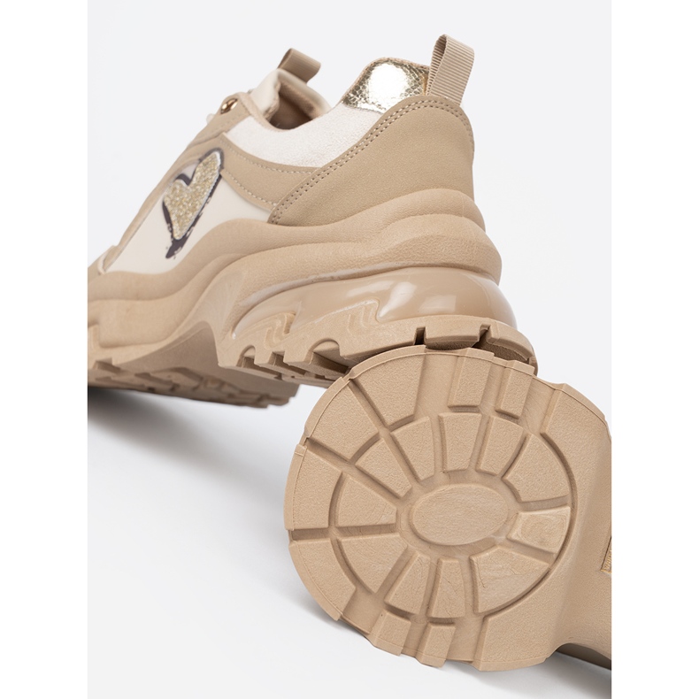 Shelvt Beige Sneakers mit einem dekorativen goldenen Herzen 1