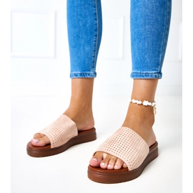 Rosa Hausschuhe mit durchbrochenem Obermaterial von Idabel 1