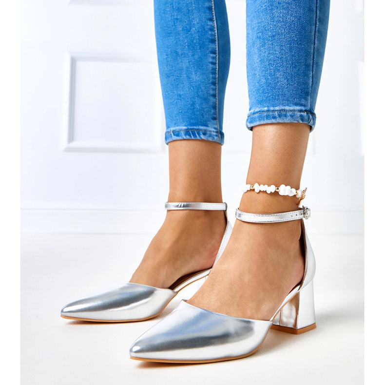 Silberpumpen auf dem Pfosten, der mit Keriswürfeln befestigt ist silber- 1