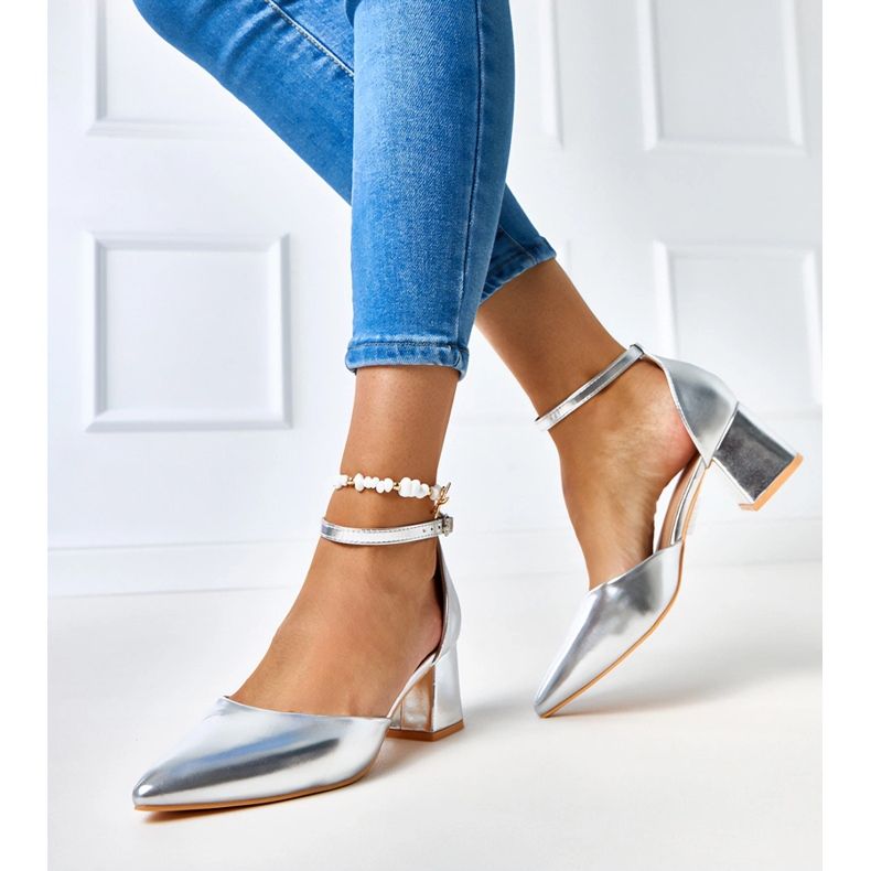 Silberpumpen auf dem Pfosten, der mit Keriswürfeln befestigt ist silber- 2