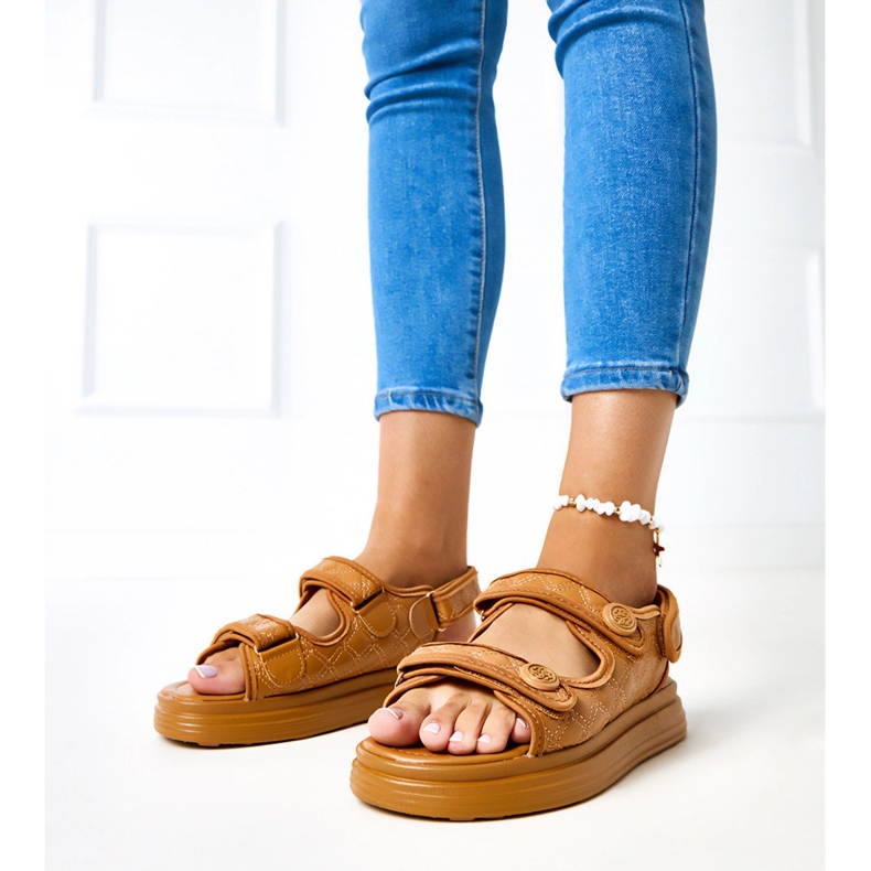 Braune Sandalen mit verstellbaren Bartgurten 1