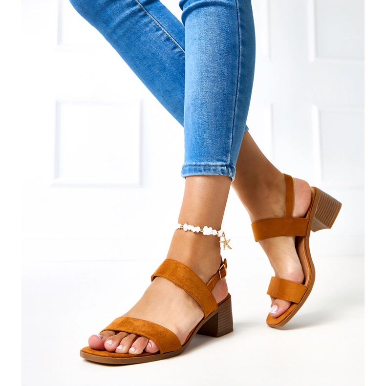 Braune Sandalen auf dem Yakota -Pfosten 2