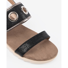 Shelvt Schwarze Sandalen mit dekorativen Metallrädern 1