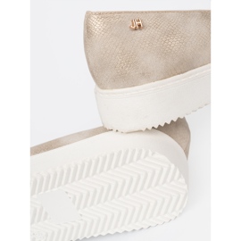 Shelvt Goldene Mokassins mit einem Schmuckdetail auf der Vorderseite 1