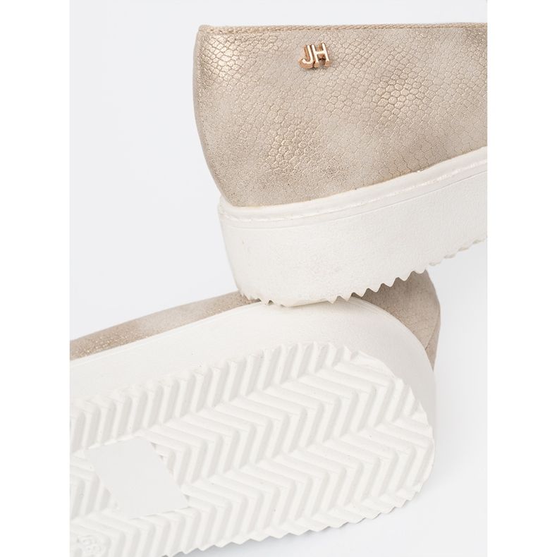 Shelvt Goldene Mokassins mit einem Schmuckdetail auf der Vorderseite 1