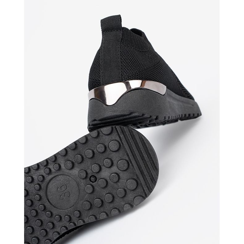 Shelvt Schwarze Slip-on-Sportschuhe mit einem Mesh-Obermaterial 1