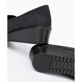 Shelvt Schwarze Keilschuhe mit einer Verzierung 1