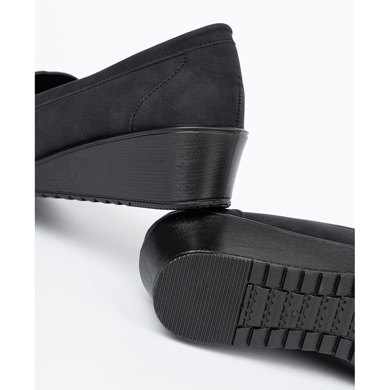 Shelvt Schwarze Keilschuhe mit einer Verzierung 1