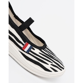 Shelvt Schwarz -Weiß -Licht -Turnschuhe mit einem Zebra -Motiv eingeführt 1