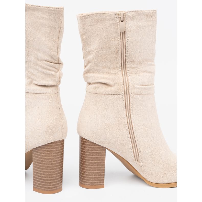 Shelvt Leichte beige Stiefel mit einem gekräuselten Ober und einer Ferse 1