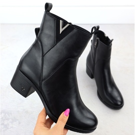 Frauenstiefel auf dem posten isolierten schwarzen Vinceza 58581 1