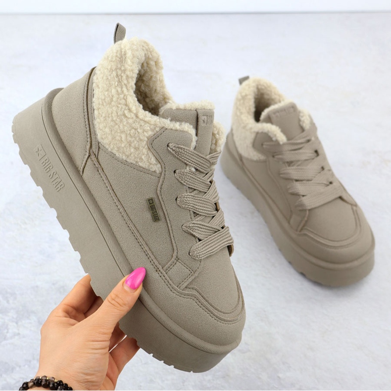 Isolierte Sneaker von Frauen mit einem Schaffellmantel Big Star SS274105 1