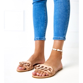 Braune Flip-Flops mit einer matten Kette von Aliyan beige 1