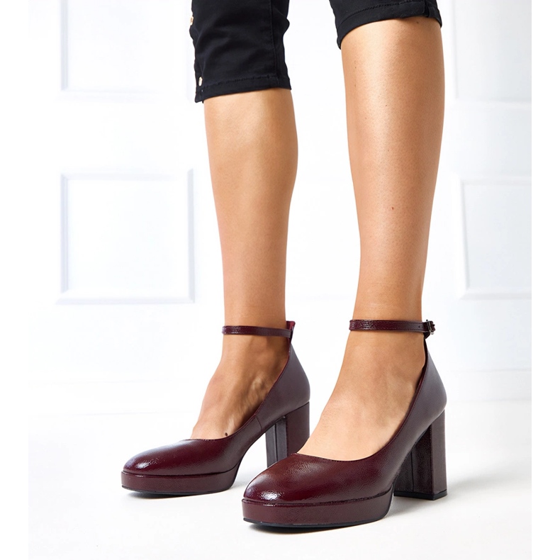 Burgunderpumpen lackiert auf einem massiven Batuma -Pfosten rot 1