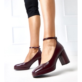 Burgunderpumpen lackiert auf einem massiven Batuma -Pfosten rot 2