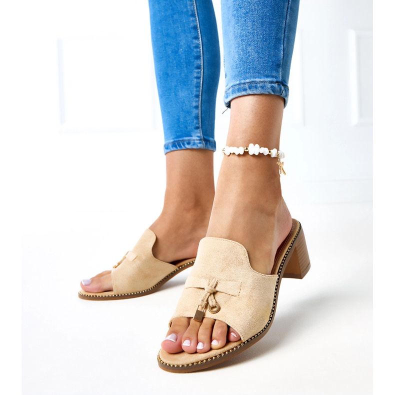 Beige Flip -Flops auf der Birkenverzierung 2