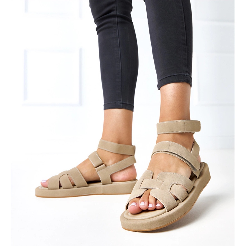 Dunkle beige Sandalen, die mit Maimuna -Würfel befestigt sind grün 2